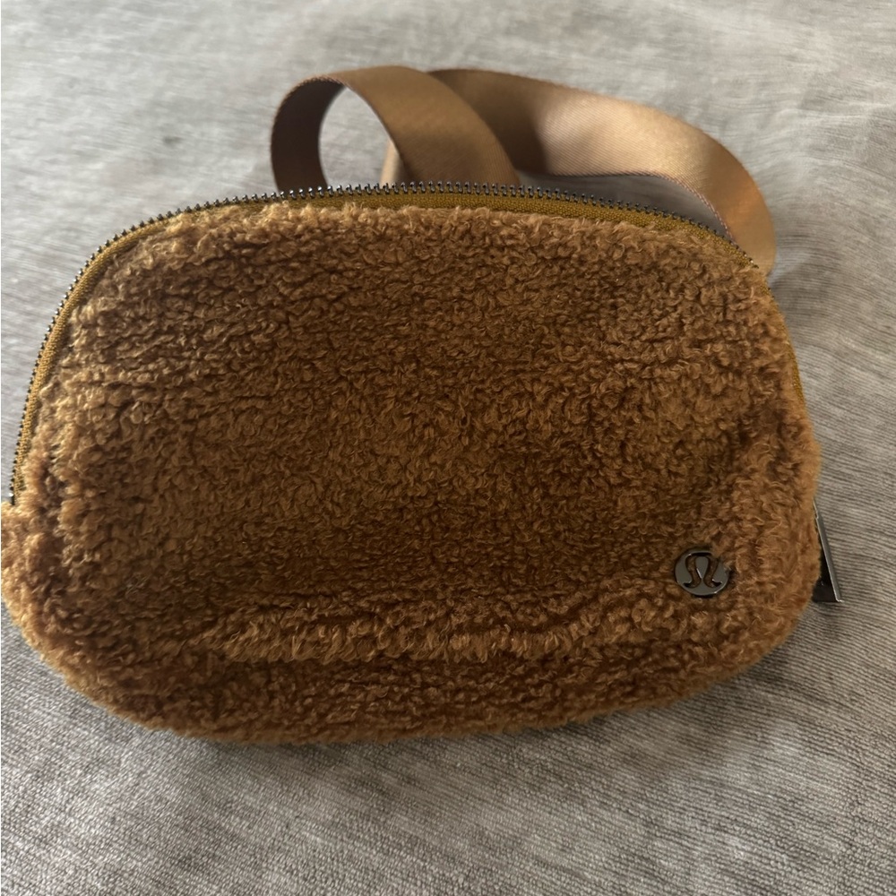 🔘Lululemon Brown Fleece Crossbody/Belt Bag